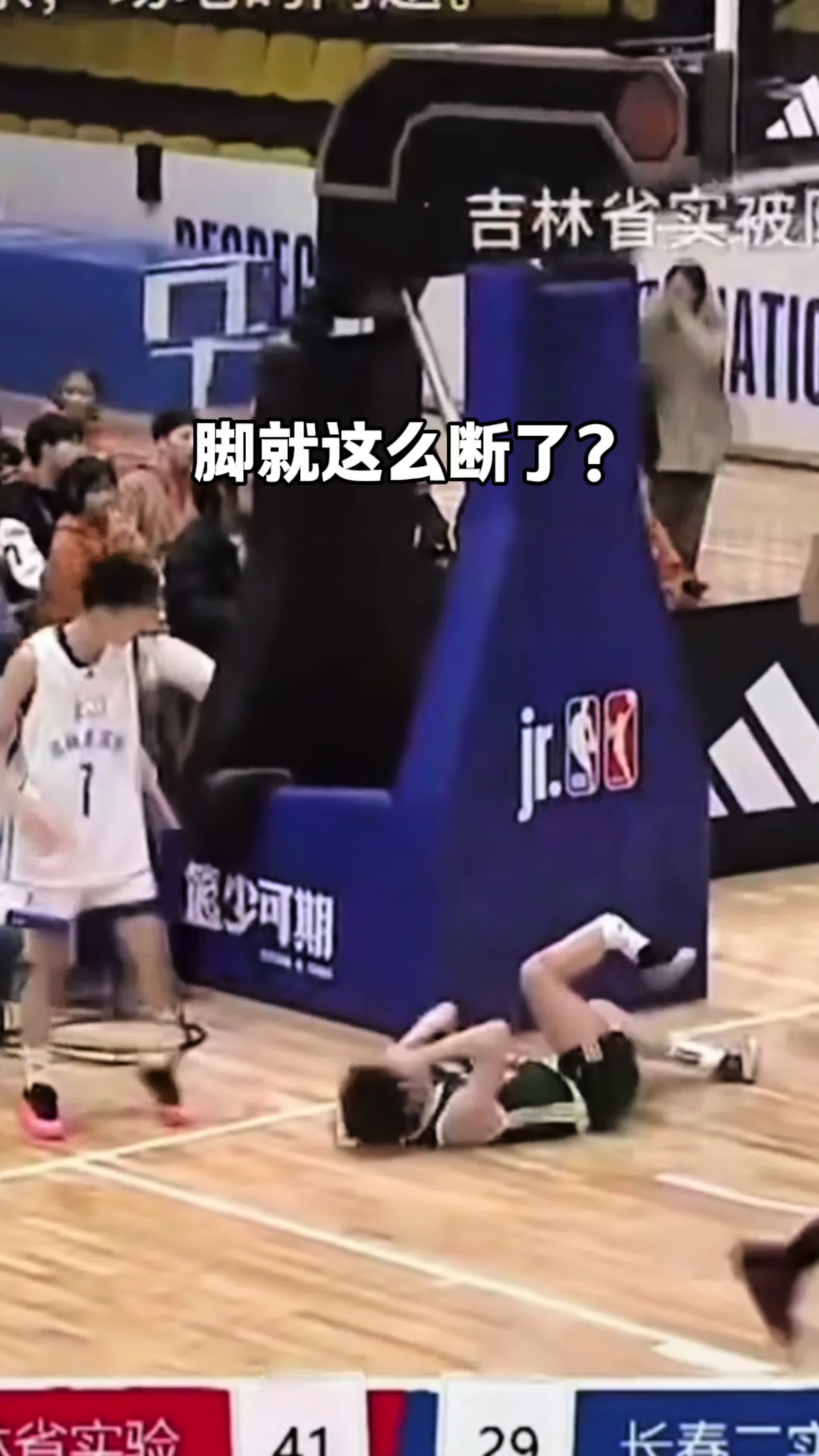 篮球名将因受伤缺席关键比赛 篮球名将因受伤缺席关键比赛