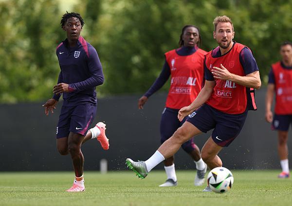 包含英格兰小胜，顽强表现收获关键胜利的词条