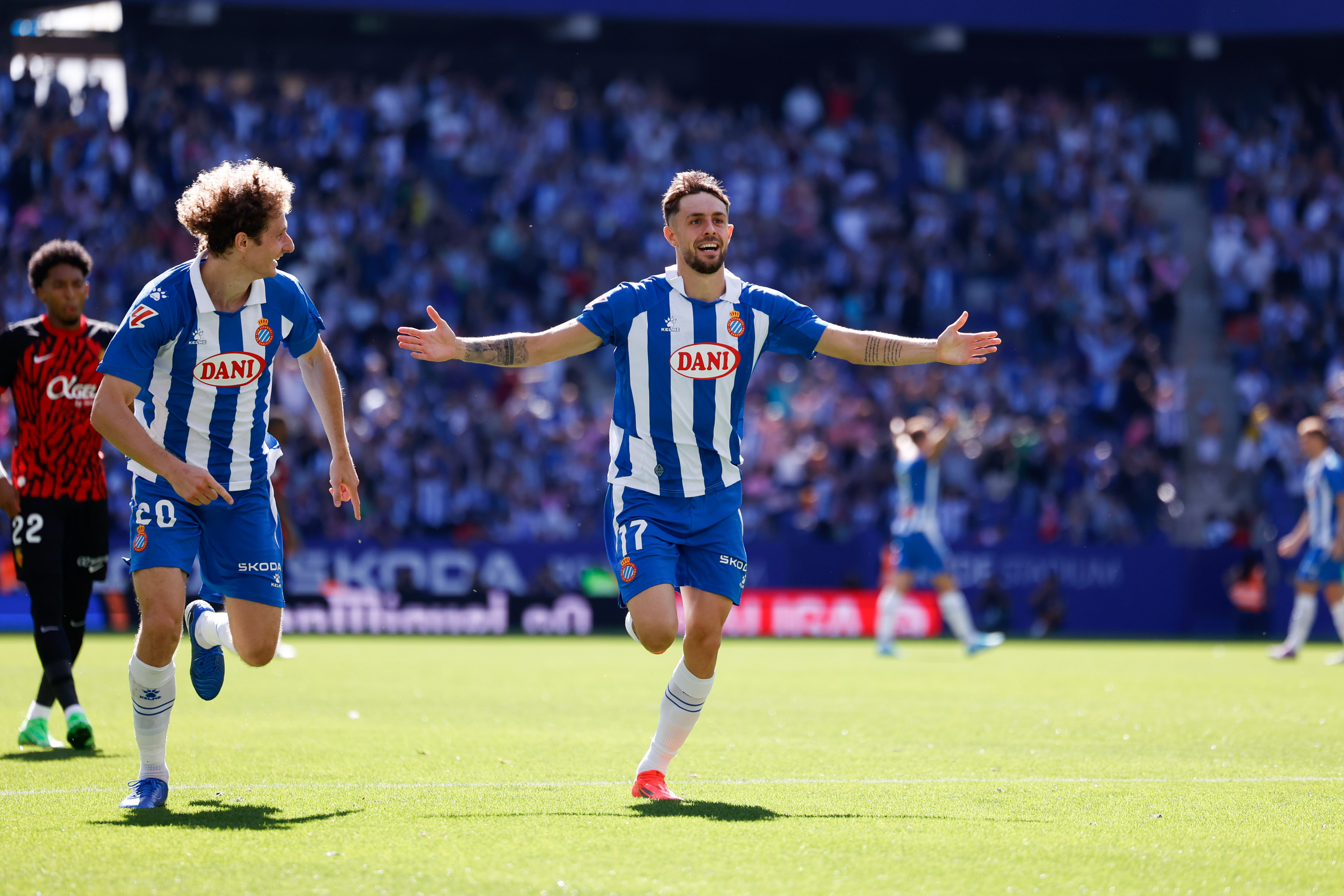 西班牙队实力碾压对手,领先优势扩大的简单介绍 西班牙队实力碾压对手,领先优势扩大的简单介绍