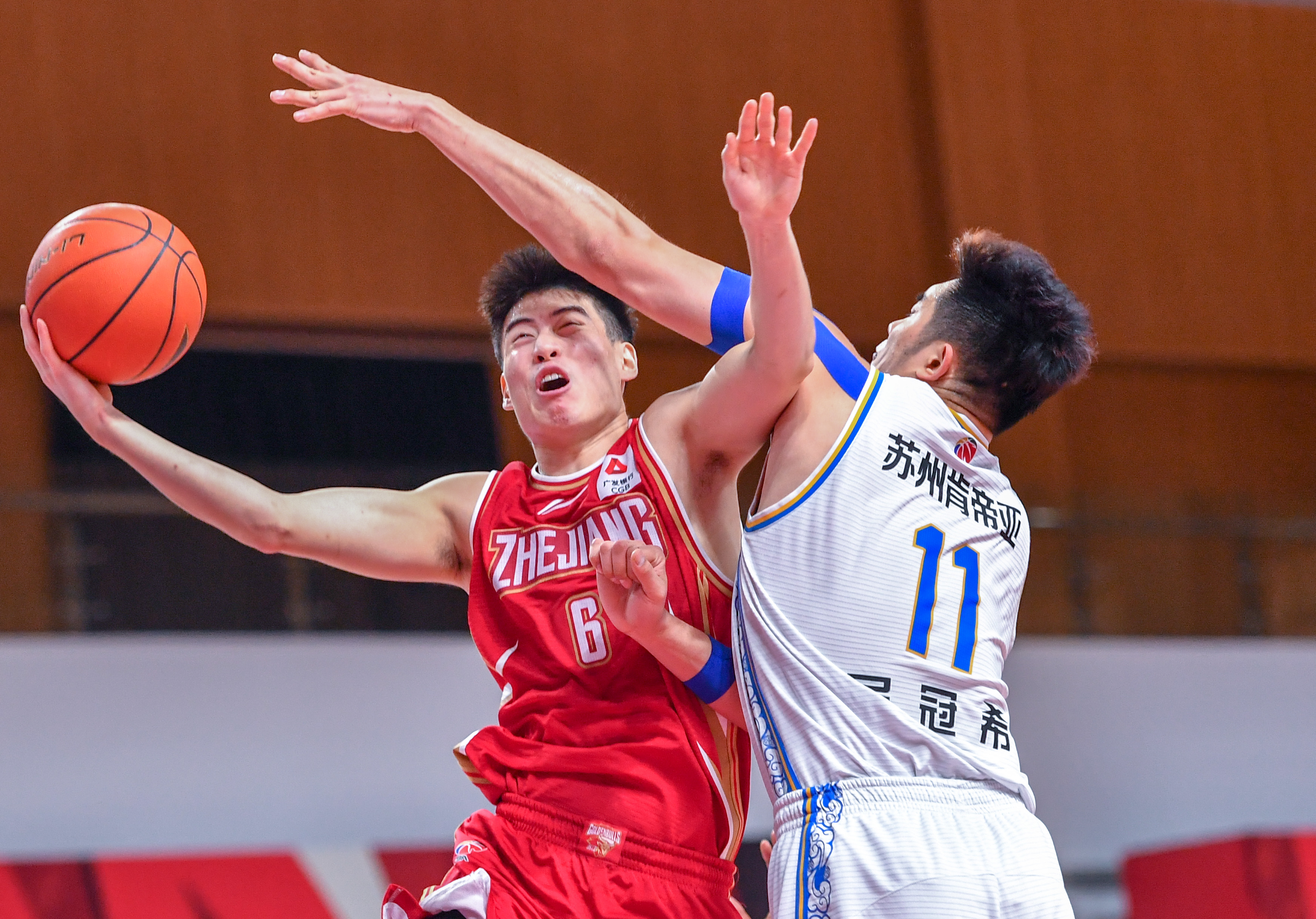 体育赛场精彩纷呈,选手实力强劲 体育赛场精彩纷呈,选手实力强劲