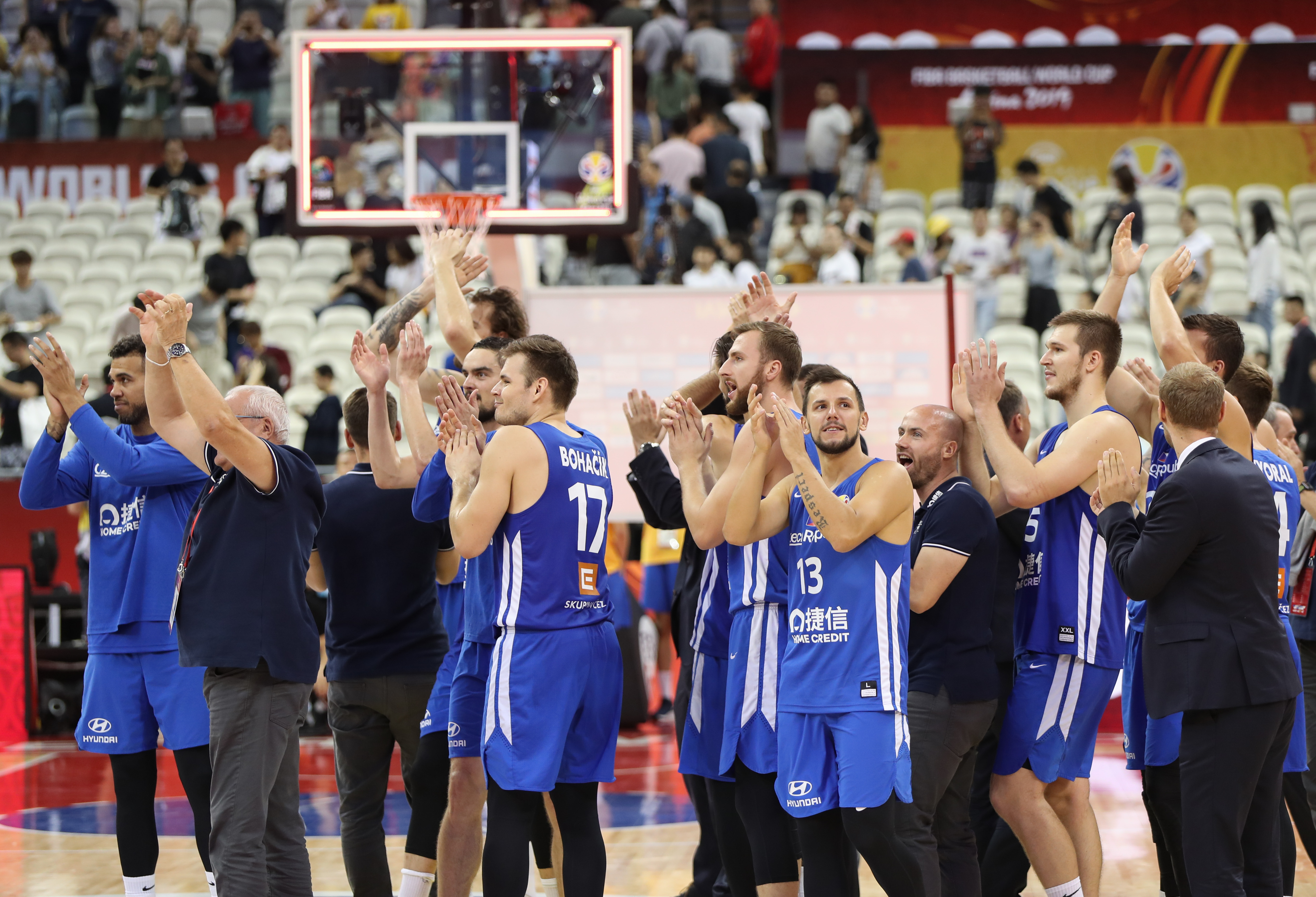 荷兰男篮在捷克队的激烈对决中获得胜利 荷兰男篮在捷克队的激烈对决中获得胜利