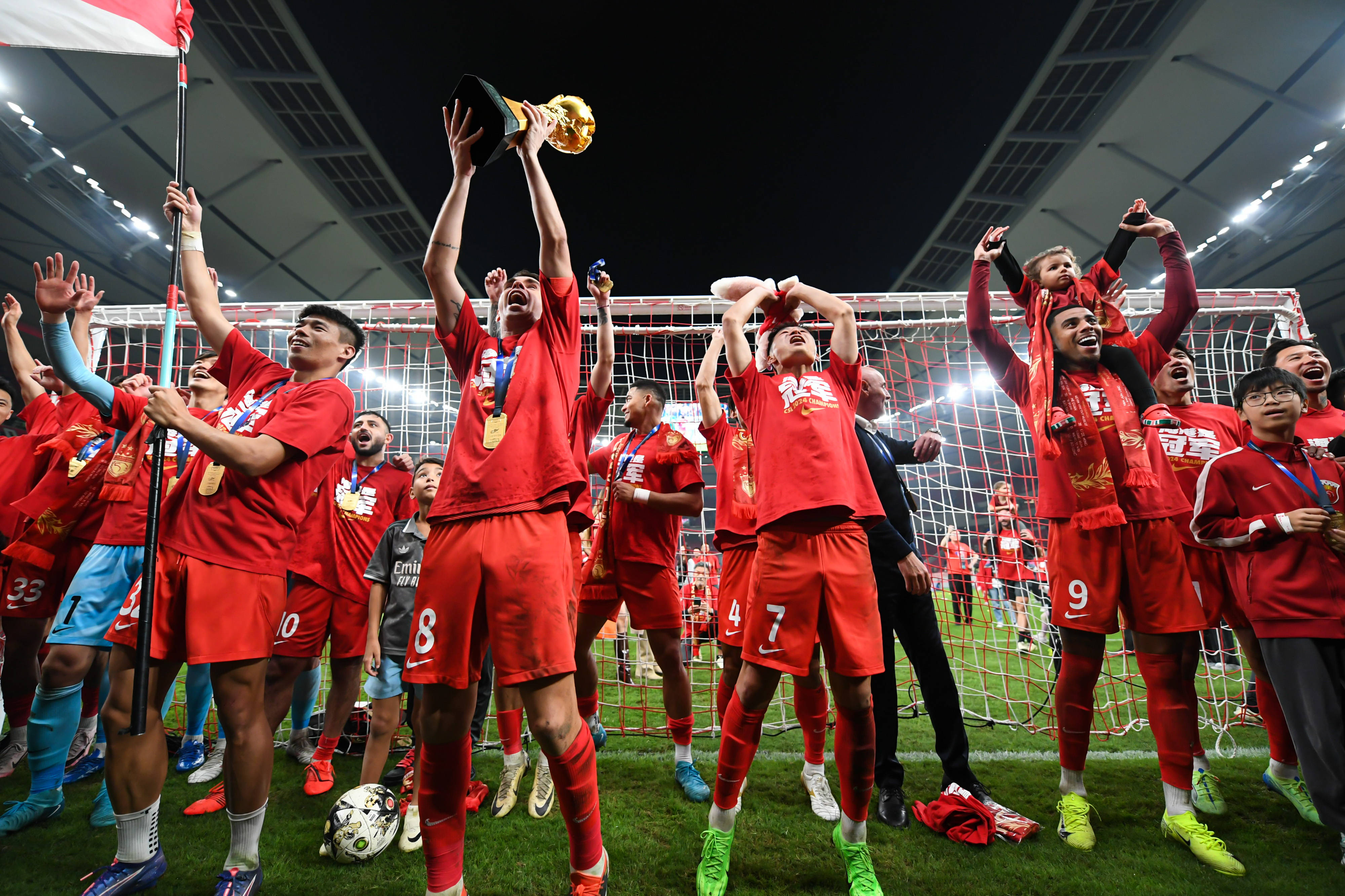 关于本土球星大放异彩，成为球队关键人物的信息