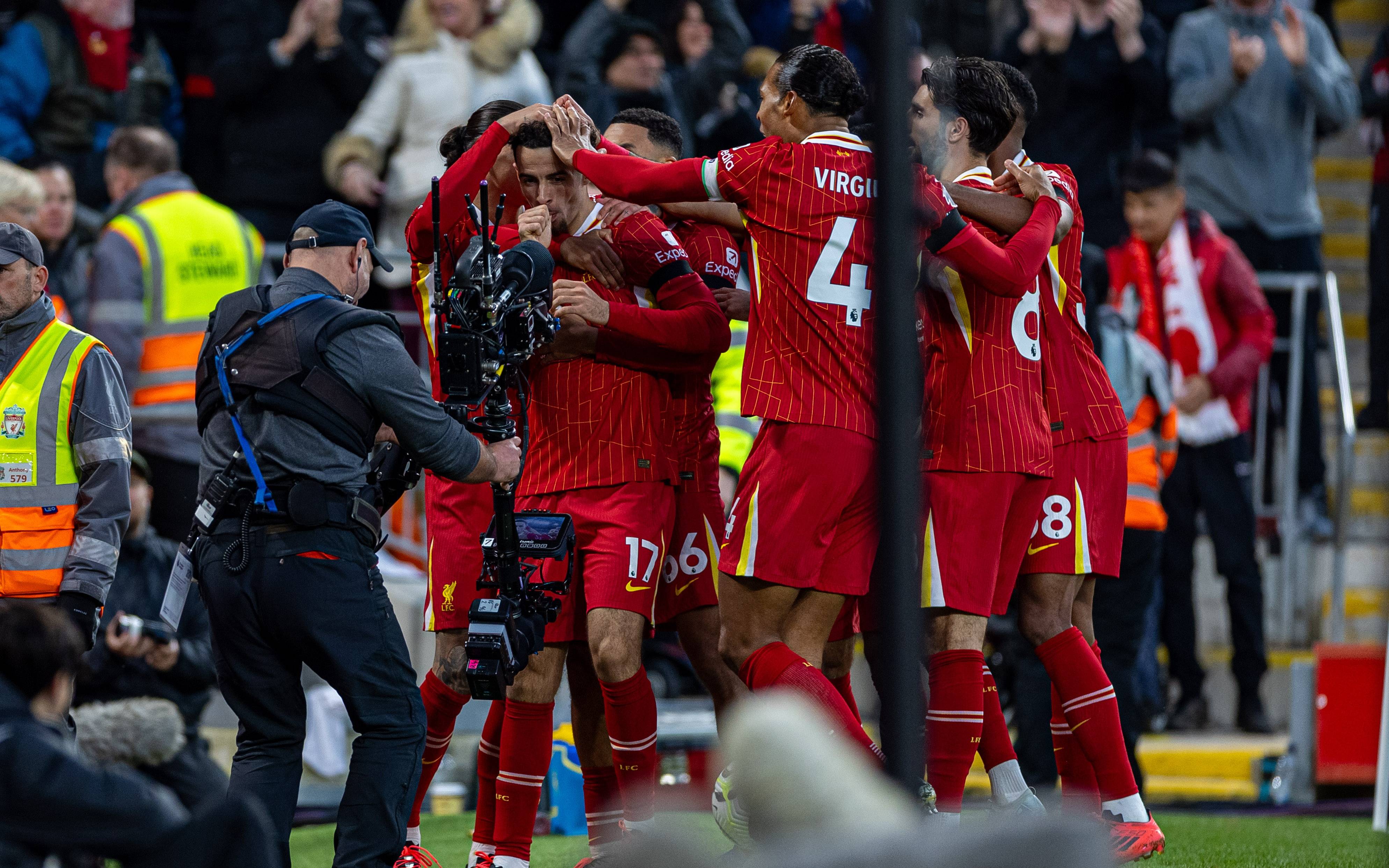 场面火爆！英超观众席沸腾不已的简单介绍