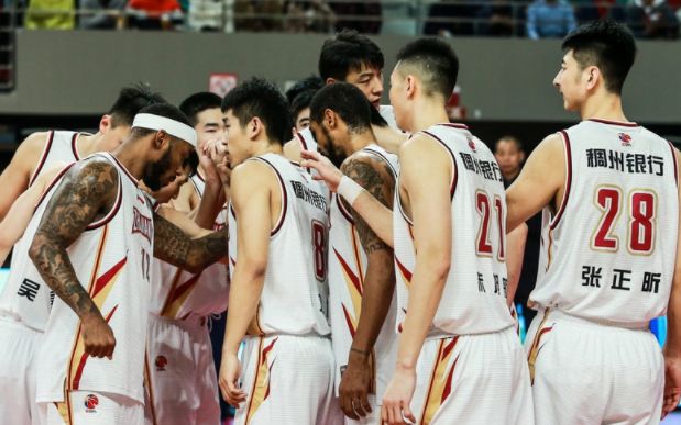 骑士鏖战新疆队,王哲林扛起全队 骑士鏖战新疆队,王哲林扛起全队