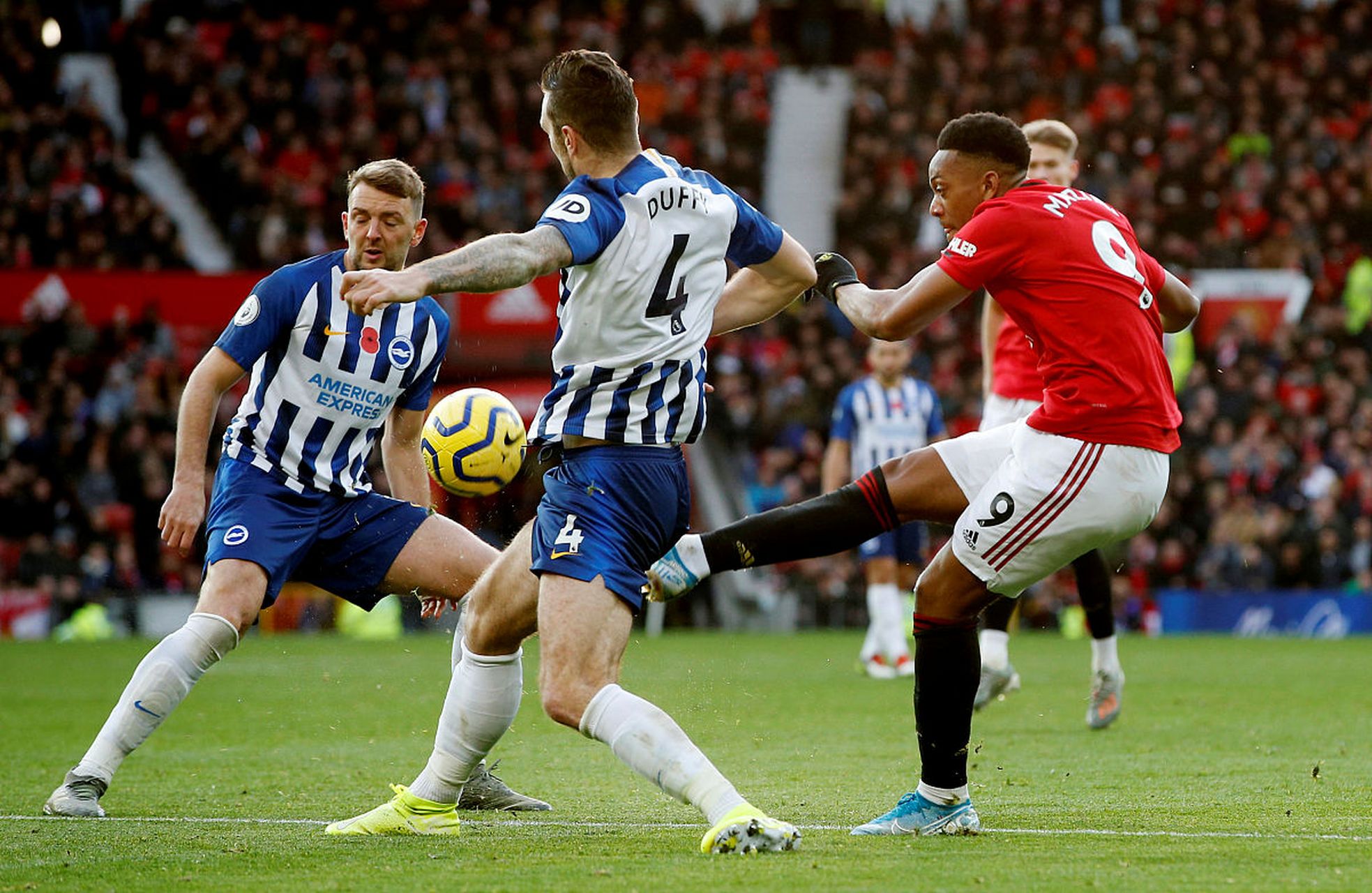 狼队在英超职业足球比赛中战胜对手