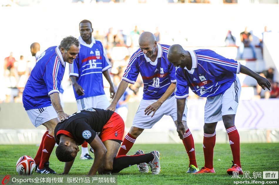法国队翻盘日本队,梁靖崑扛起全队 法国队翻盘日本队,梁靖崑扛起全队