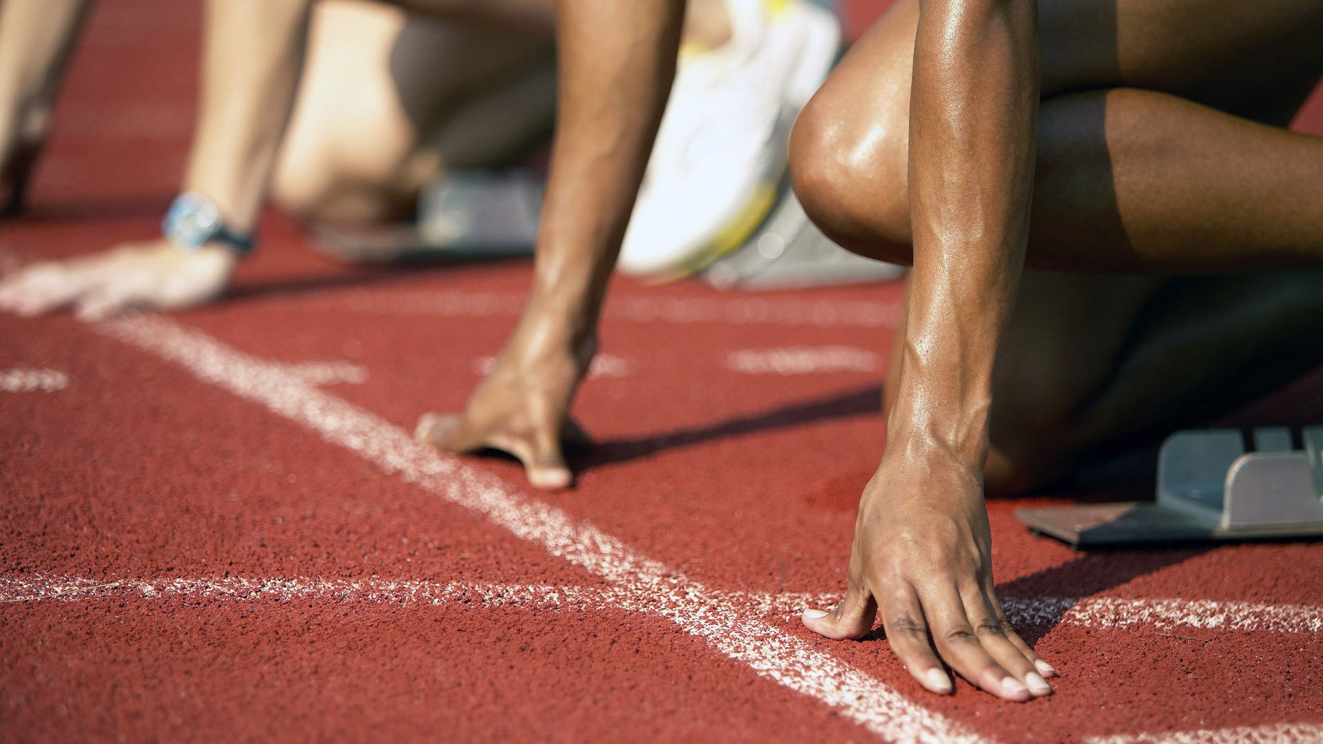 范弗利特化身防守围场，当F1揭幕战的轰鸣遇见篮球场的窒息锁防